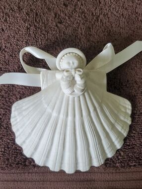 Margaret Furlong Shell Wreath Angel Ornament 1985  White Bisque RARE